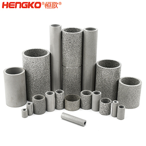 燒結不銹鋼濾管筒 如果您對燒結不銹鋼濾管筒有任何疑問,您會在這里找到答案。 一、什么是燒結不銹鋼濾管筒? 是通過加熱或加壓的燒結工藝制成的特殊金屬管。根據您需要的金屬類型,可以選擇燒結不銹鋼金屬管、燒結銅金屬管或燒結青銅金屬管。 二、燒結金屬管有哪些用途? 1.食品和飲料行業:防止食物營養成分被沖走,還可以過濾掉污染物。 2.水力發電廠為您工廠的渦輪機提供動力。保持電力循環生產。 3.天然氣生產廠可以捕獲氣體中的小污染物。 4.化學加工工業過濾掉有害污染物,提高化學產品的效率。 5.石油工業消除污染物來提高石油產品的純度。 6.醫藥行業去除藥品中的污染物,并提高藥用價值 三、燒結金屬管的優點是什么? 1.材料堅固形狀靈活 2.良好的滲透性 3.多種孔隙分布 4.性能穩定可以應對來自各種流體的高壓而不會變形。 5.機械強度高可以在高溫高壓等極其惡劣的環境中使用。 6.可以調整孔的大小 7.耐腐蝕和熱沖擊 8.設備易于清潔,無需長時間關機。 四、選擇燒結金屬管時要注意以下幾點: 優質材料、溫度范圍、微米變化、耐腐蝕、納污能力、機械強度 需要的高強度(恒歌316不銹鋼濾管正反向流動中提供相同的強度) 燒結金屬管的工作原理 五、什么材料可以制造燒結金屬管? 1.燒結不銹鋼:高機械強度耐腐蝕,在高壓高溫中高效運行不會損壞; 2.銅粉末燒結管屬不銹鋼替代品,耐腐蝕且經濟實惠,但耐溫和強度較差; 3.鎳合金,適用于極端工作條件的燒結金屬管。 注:燒結、固化、退火有以下幾個方面的比較: 1.燒結:這是一種熱處理方法,會使粉末狀物質形成整體材料,利用粉末中單個粒子之間發生的擴散。可以固態和液態下發生。 金屬粉末 2.養護:是用來加速化學反應的技術,適用于高分子及高分子材料復合。當熱固性聚合物在室溫下無法在合理時間內固化時,您將使用固化爐應用高溫來實現固化過程。 (例如,當您將預浸碳纖維覆蓋在模具上時可以固化它,使它保持模具的形狀,單體會在固化溫度下迅速反應,從而形成熱固性聚合物,使預浸墊物質變硬。) 3.退火:是一種熱處理技術,用于使用非常高的溫度來減輕物質的應力,降低處理物質中原子間鍵內的內應力和整體彈性能。此外,它是指金屬熱處理、高性能聚合物和陶瓷玻璃的術語。 (例如,您可以將冷軋鋼坯退火,制成另一種產品,當內部應力不推薦時,例如在進行機加工之前,您可使用此過程,機械加工通過去除材料來改變內應力的分布。 六、有哪些類型的燒結金屬管: 1.燒結多孔金屬管金屬管上的孔有助于過濾過程,運營成本低,但由于表面積小效率較低。 2.褶皺燒結金屬管表面積大于多孔金屬管,過濾效率高,但成本也高。 七、能清洗燒結金屬管嗎? 建議定期清潔設備上累積的污染物提高效率,確保其經久耐用并發揮最佳性能,延長使用壽命。 在 Hengko我們將幫助您獲得合適的燒結不銹鋼濾管筒以滿足獨特的應用要求。您有任何疑問,請隨時聯系我們的團隊。m.tuking.com.cn